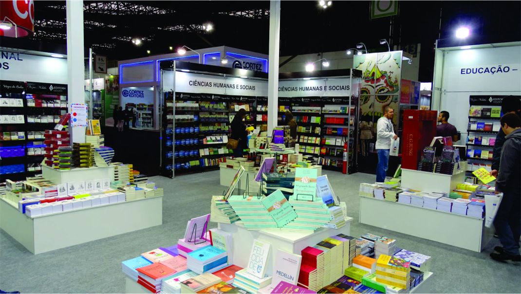 Foto de pilhas de livros publicados pela Editora Vozes