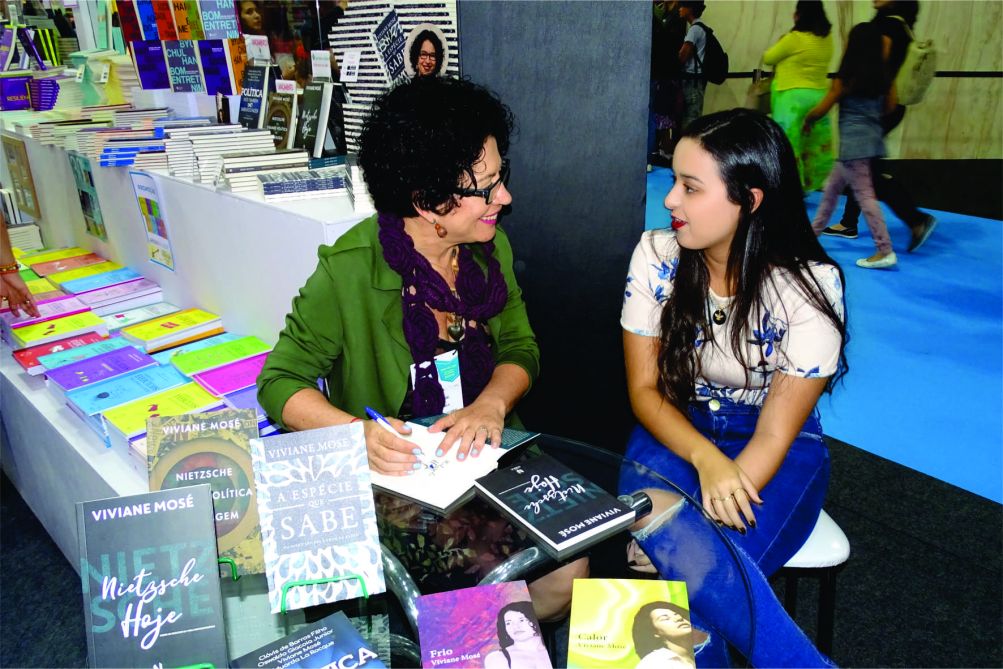 Viviane Mosé participa de sessão de autógrafos na Bienal do Rio