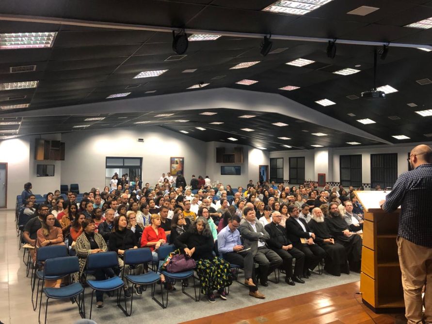 Imagem do público na palestra dos autores Anselm Grün e Zacharias Heyes no Centro Universitário La Salle, Niterói
