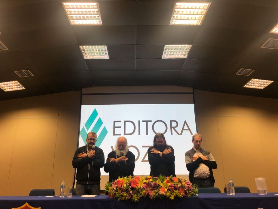 Na imagem estão: Markus Hediger, tradutor, Anselm Grün, Zacharias Heyes e Frei Volney Berkenbrock, tradutor e membro da diretoria da Editora Vozes, em oração após a palestra em Niterói