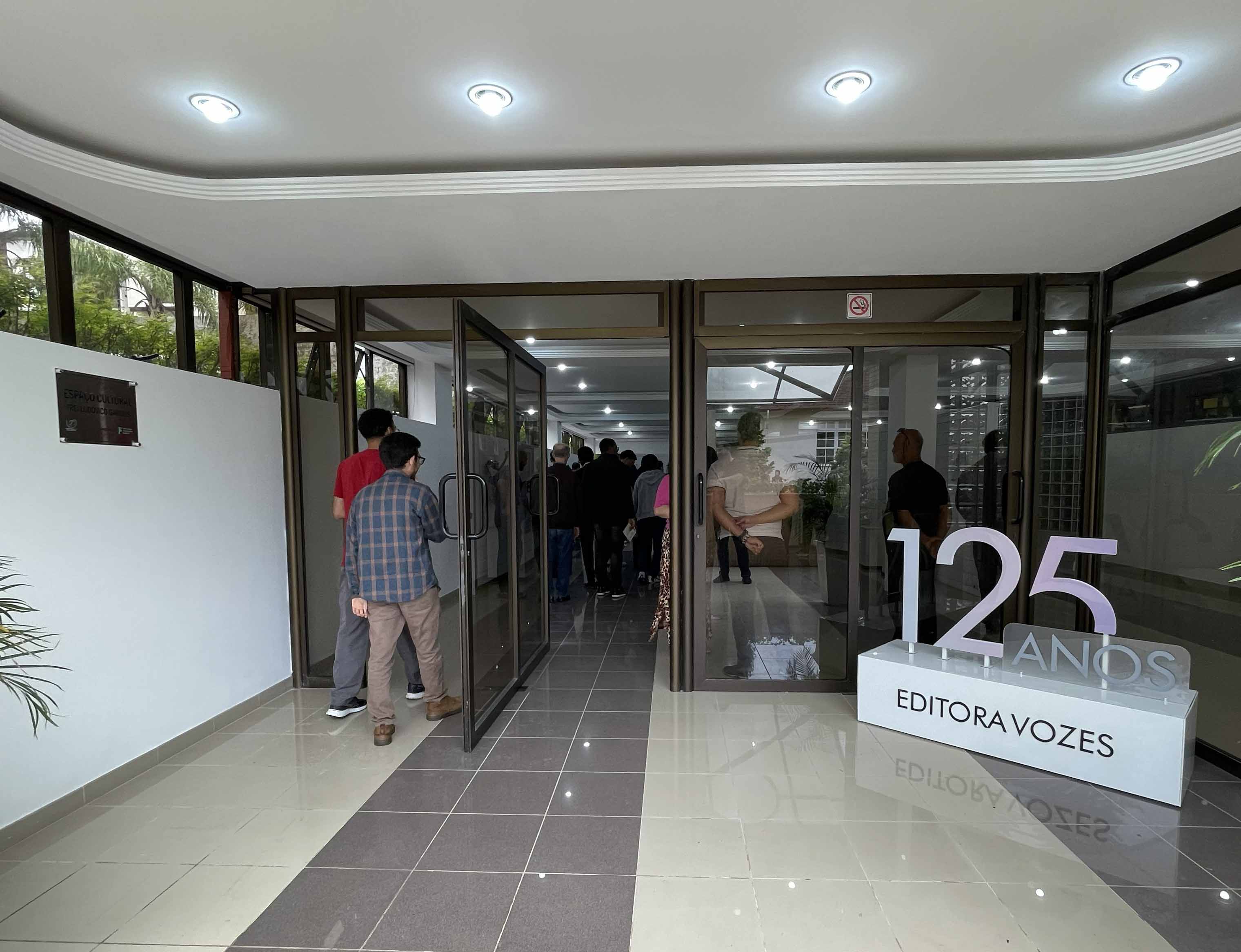 Editora Vozes inaugura exposição no ITF em comemoração aos seus 125 anos